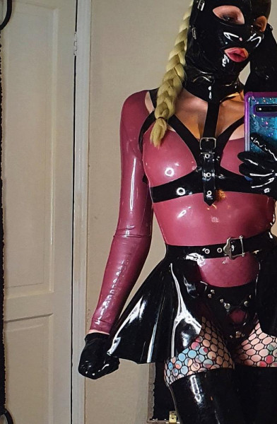 Latexloverlaura